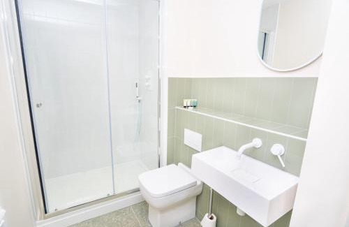 Newark Apartment | Contemporary 1 Bed Apartment in Central Newark for Families