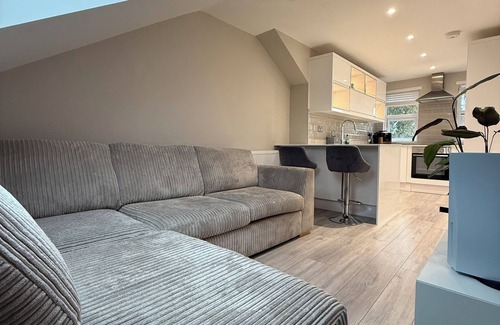 Walton-on-Thames Apartment | Modern 1-Bed Flat w/Garden|Pets & Families Welcome