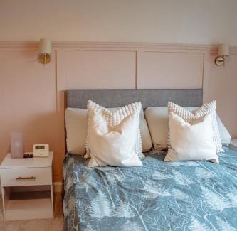 Leeds House | Modern 1-Bed House with Parking Near Kirkstall