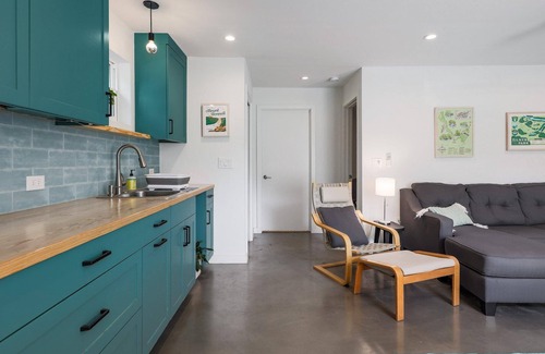 Barton Hills Apartment | Stylish 1-Bed Retreat with Kitchen, Spa & High Ratings
