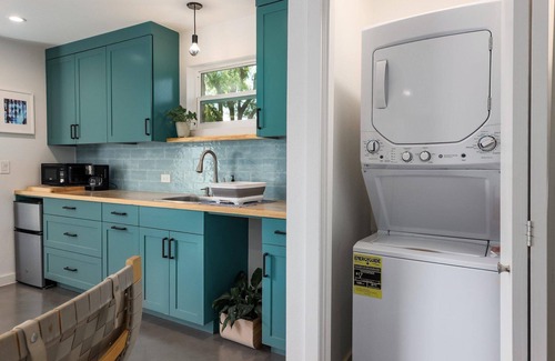 Barton Hills Apartment | Stylish 1-Bed Retreat with Kitchen, Spa & High Ratings