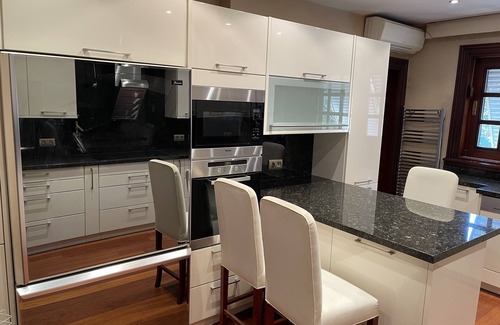 Bakırkoy House | Modern 1 Bedroom Garden Apartment with Pool & King Bed