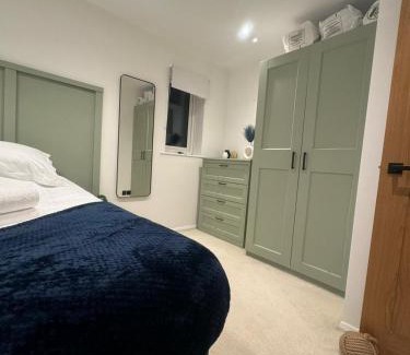 Biggleswade Apartment | Contemporary 1 Bedroom House with Pool in Biggleswade