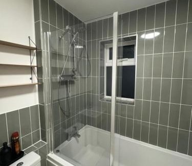 Biggleswade Apartment | Contemporary 1 Bedroom House with Pool in Biggleswade