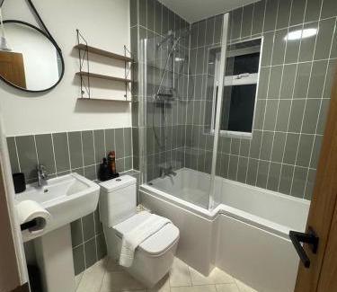 Biggleswade Apartment | Contemporary 1 Bedroom House with Pool in Biggleswade