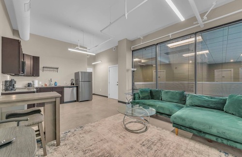 Waldron House | Modern 1-Bedroom Near Airport Free Parking & WiFi with own Washer and Dryer
