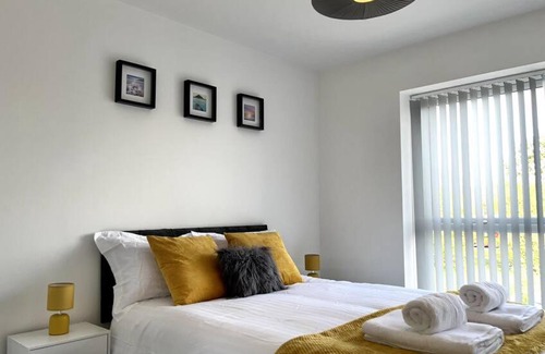 Doncaster Apartment | Modern 1 Bedroom Serviced Apartment - Near City Centre