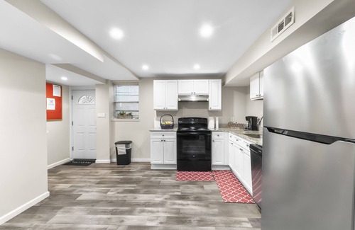 Silver Spring Apartment | Modern 1-BR Apartment with Spa & Breakfast - Rated 10/10!