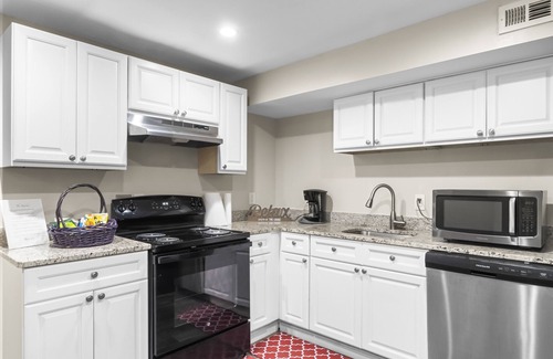 Silver Spring Apartment | Modern 1-BR Apartment with Spa & Breakfast - Rated 10/10!