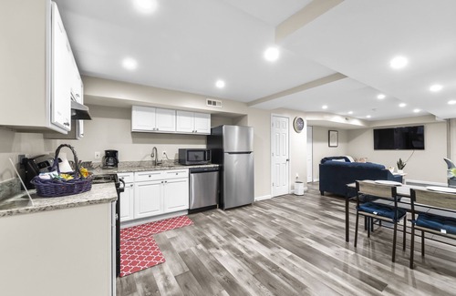Silver Spring Apartment | Modern 1-BR Apartment with Spa & Breakfast - Rated 10/10!