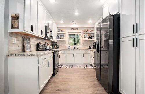 Madison House | Modern 1 Level - Dog Friendly - King Bed Suite - 3 TVs - Private Fenced Yard