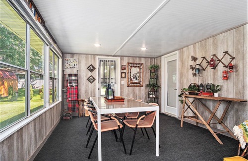 Madison House | Modern 1 Level - Dog Friendly - King Bed Suite - 3 TVs - Private Fenced Yard
