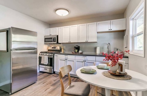 Ames House | Stylish 1BR Urban Retreat with Kid & Pet-Friendly Perks