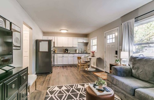 Ames House | Stylish 1BR Urban Retreat with Kid & Pet-Friendly Perks