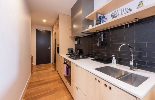 Brunswick East Apartment | Modern 1BR Apartment in Brunswick East, Close to CBD