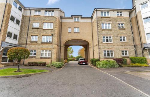 Longcroft Apartment | Contemporary 1BR Flat with Free Parking and Lift Access