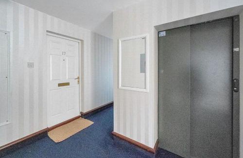 Longcroft Apartment | Contemporary 1BR Flat with Free Parking and Lift Access