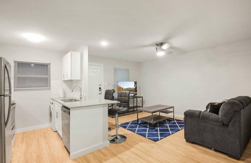 Hyde Park House | Modern 1BR Hotel with Breakfast Near UT Hyde Park