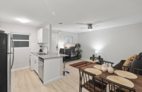 Hyde Park House | Modern 1BR Hotel with Breakfast Near UT Hyde Park