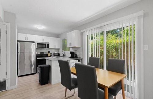 Hyde Park Apartment | Stylish 1BR Retreat Near UT with Pool and Breakfast