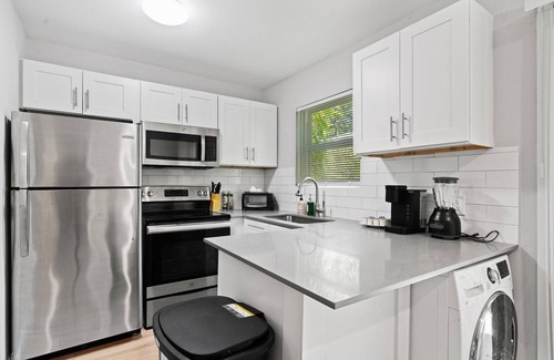 Hyde Park Apartment | Stylish 1BR Retreat Near UT with Pool and Breakfast