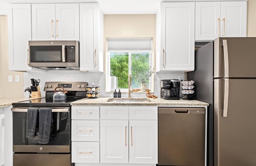 Roseville Apartment | Inviting 1BR Upper Retreat, Steps from Downtown Roseville