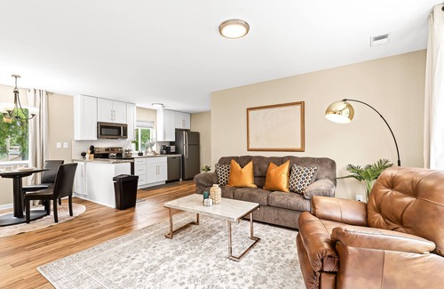 Roseville Apartment | Inviting 1BR Upper Retreat, Steps from Downtown Roseville