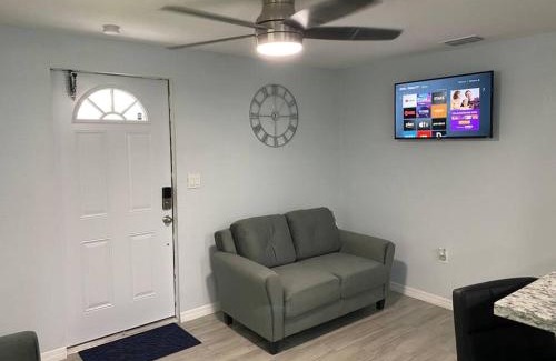 Parrish House | Cozy 2-Bedroom Retreat in Parrish with Ocean View