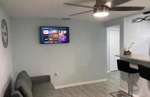 Parrish House | Cozy 2-Bedroom Retreat in Parrish with Ocean View