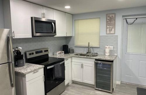 Parrish House | Cozy 2-Bedroom Retreat in Parrish with Ocean View