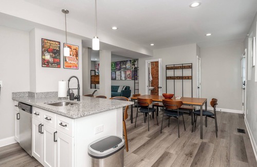 Walnut Hills House | Modern 2 BDR Cinci Townhome Close to All Attractions! Walk to Restaurants