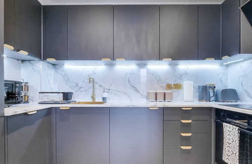 Castlefield Apartment | Modern 2-Bedroom Apartment with Kitchen on 4th Floor
