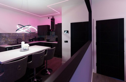 Chapeltown Apartment | Modern 2 Bed Apartment in Leeds with Convenient Parking