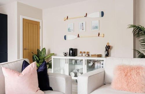 Boscombe Apartment | Stylish Cliff Top Retreat with Parking & Pet-Friendly Perks