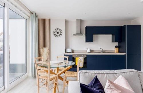 Boscombe Apartment | Stylish Cliff Top Retreat with Parking & Pet-Friendly Perks