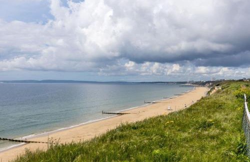 Boscombe Apartment | Stylish Cliff Top Retreat with Parking & Pet-Friendly Perks