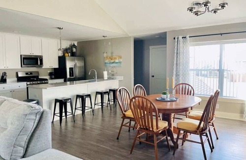 Bettendorf Condo | Cozy 2 Bed Condo with Office in Bettendorf, Pet Friendly!