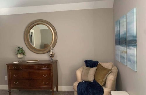 Bettendorf Condo | Cozy 2 Bed Condo with Office in Bettendorf, Pet Friendly!