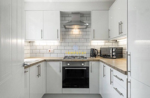 Langley Marish House | Modern 2 Bed Retreat with Free Parking Near Heathrow
