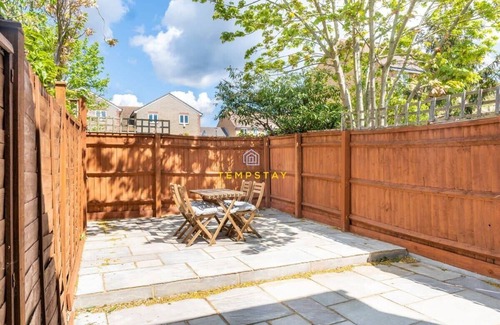 Langley Marish House | Modern 2 Bed Retreat with Free Parking Near Heathrow