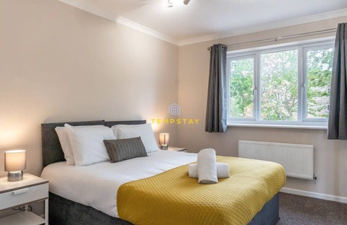 Langley Marish House | Modern 2 Bed Retreat with Free Parking Near Heathrow