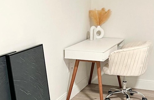 Quincy Apartment | Stylish 2 Bed Apartment in Quincy - Pet & Child Friendly
