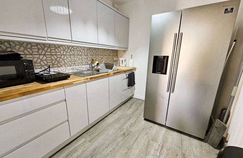 Shrewsbury House | Modern 2-bed home in a peaceful area, with parking | Pass the Keys