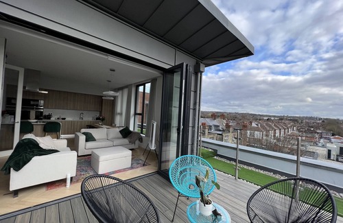 Golders Green Apartment | Modern 2 Bed Penthouse with Terrace and Beautiful Views
