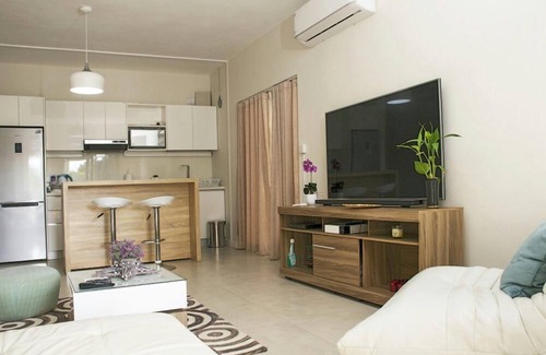 Pereybere Apartment | Modern 2-Bed Apartment in Pereybere with Pool & Breakfast