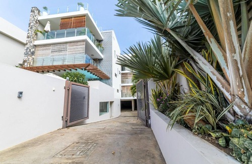 Pereybere Apartment | Modern 2-Bed Apartment in Pereybere with Pool & Breakfast