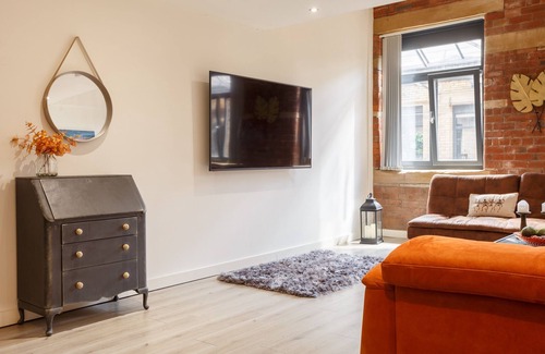 Bradford Apartment | Stylish 2-Bedroom Retreat with Free Wi-Fi & Breakfast