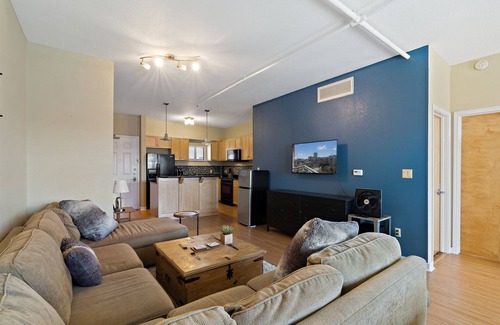 The Drag Condo | Contemporary 2 Bedroom Condo Near Downtown with Free Parking