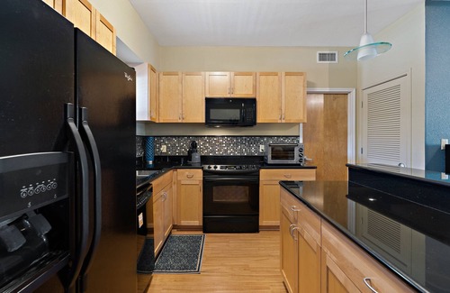 The Drag Condo | Contemporary 2 Bedroom Condo Near Downtown with Free Parking