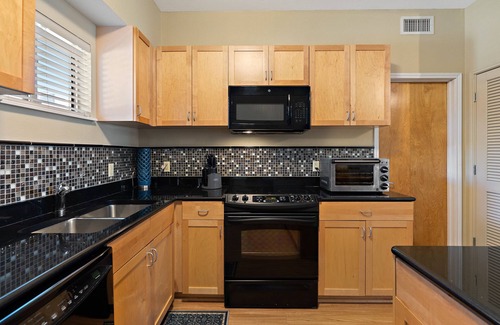 The Drag Condo | Contemporary 2 Bedroom Condo Near Downtown with Free Parking